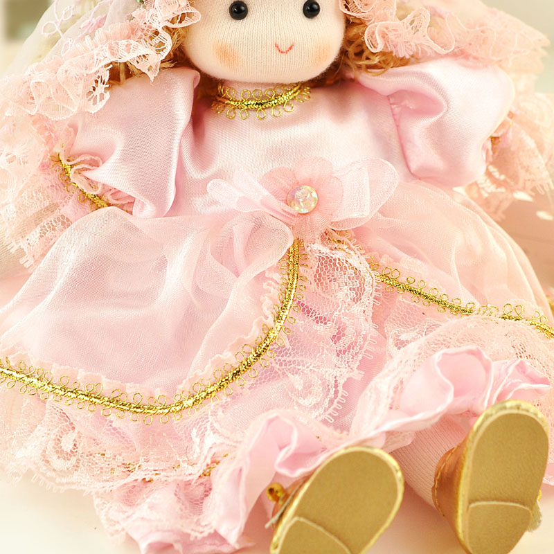 Музыкальная кукла в свадебном наряде