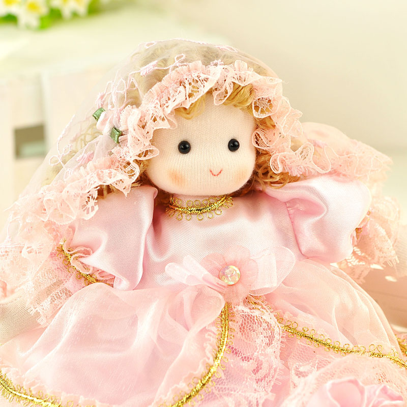 Музыкальная кукла в свадебном наряде