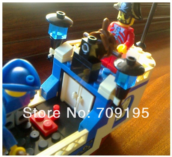 Детский конструктор пиратский корабль с командой