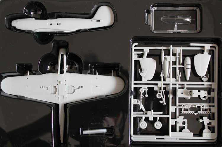 Сборная пластиковая модель американского легкого учебного самолета T-6G времен Второй Мировой Войны и послевоенного периода