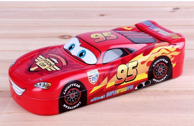 Школьный пенал для канцелярских приспособлений, имеет форму игрушечной машинки