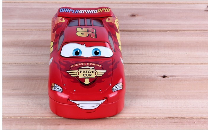 Школьный пенал для канцелярских приспособлений, имеет форму игрушечной машинки