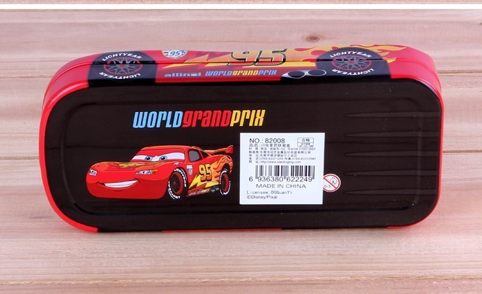 Школьный пенал для канцелярских приспособлений, имеет форму игрушечной машинки