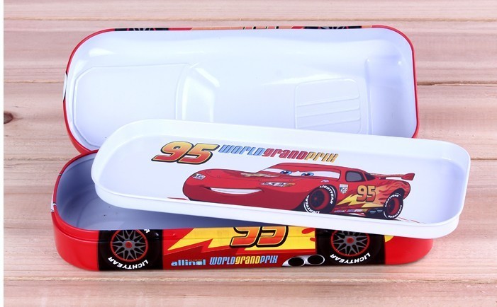 Школьный пенал для канцелярских приспособлений, имеет форму игрушечной машинки