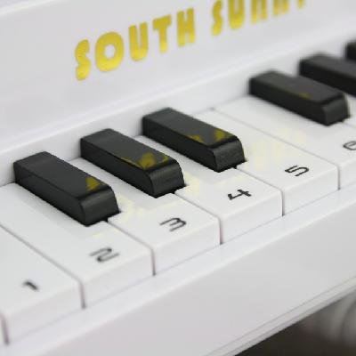 Стационарный телефон в форме фортепиано