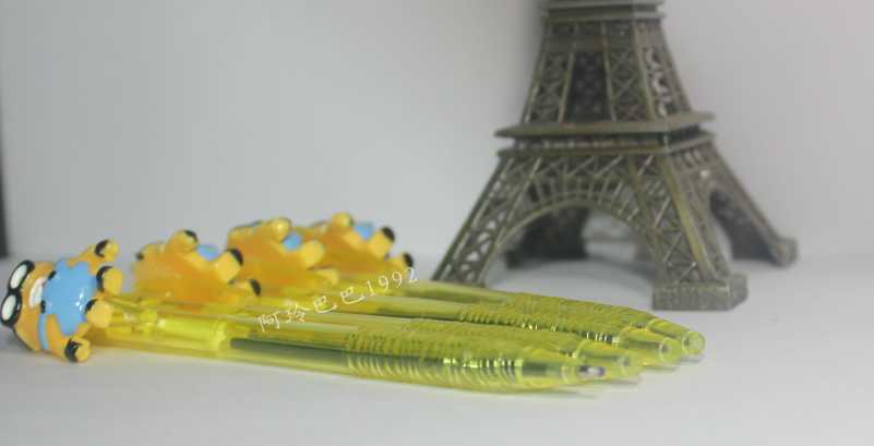 Синяя шариковая ручка