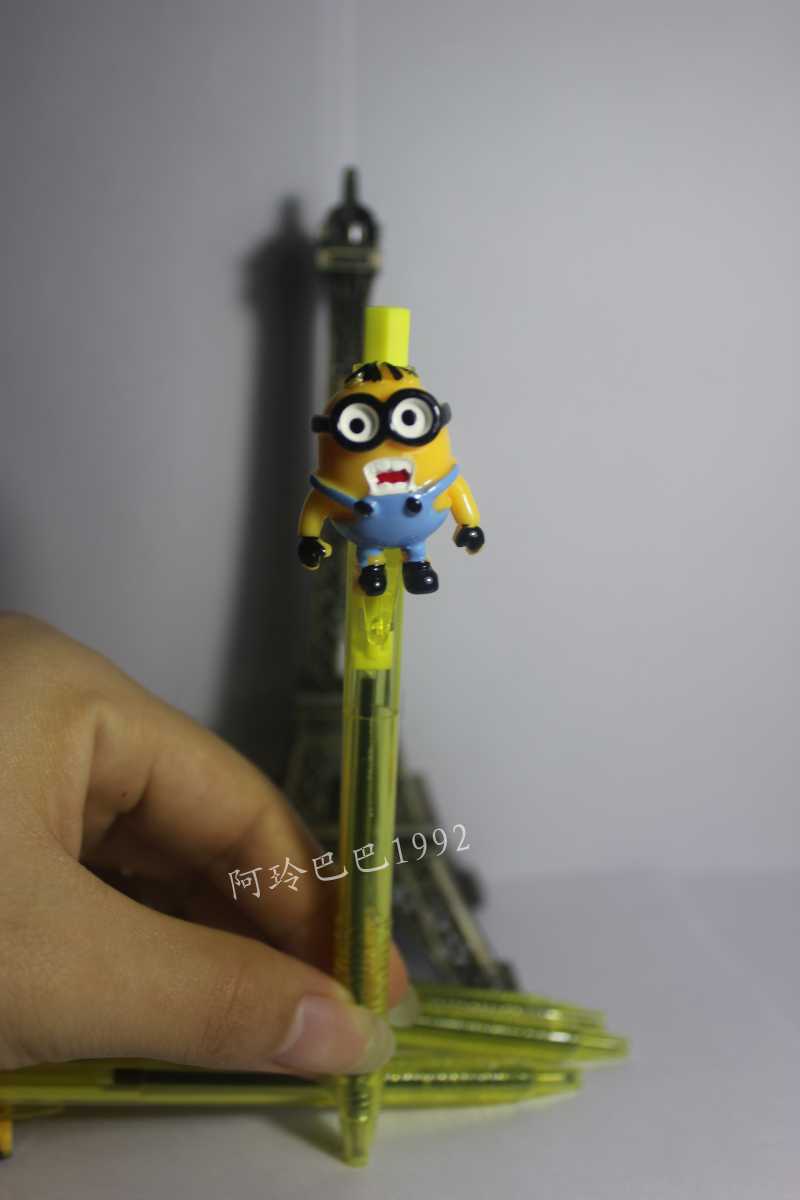 Синяя шариковая ручка