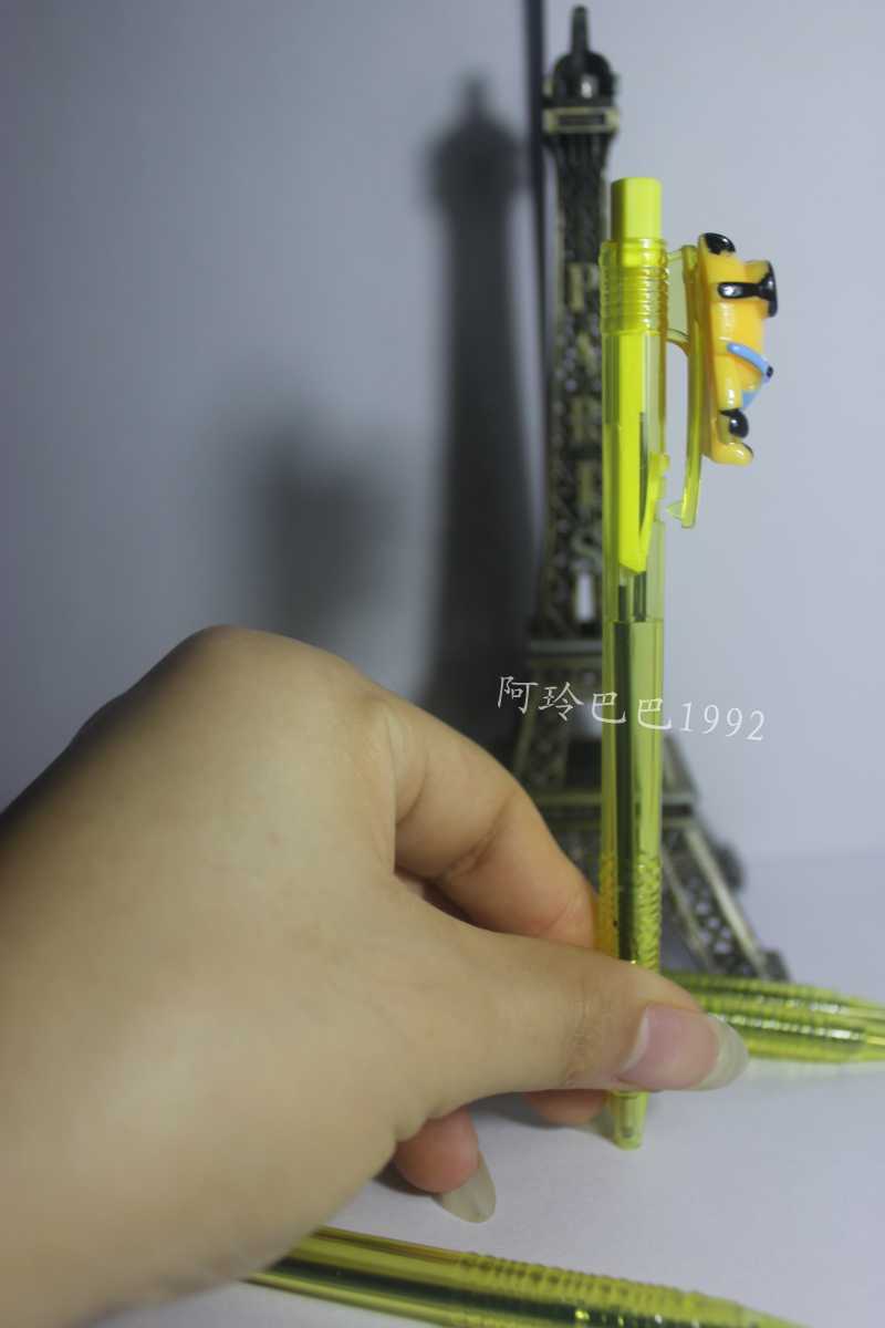 Синяя шариковая ручка