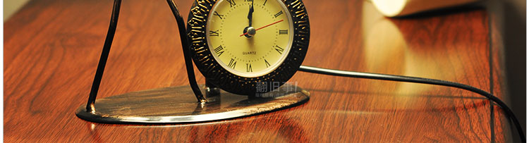 Настольная лампа с часами