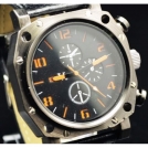 Мужские наручные часы с оранжевыми цифрами Q002